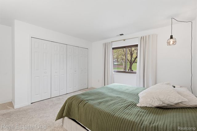 33547 Pondview Circle 130, Livonia, MI 48152