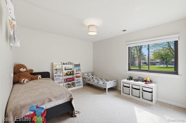33547 Pondview Circle 130, Livonia, MI 48152