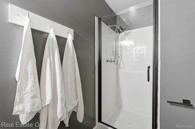 33547 Pondview Circle 130, Livonia, MI 48152