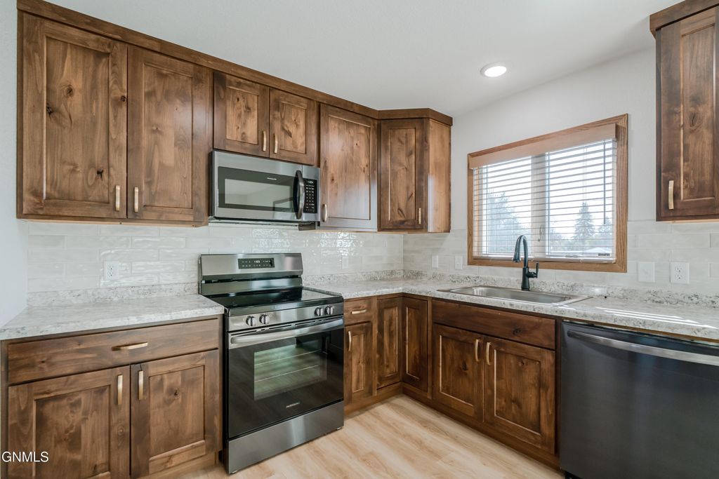 1230 Michigan Avenue, Bismarck, ND 58504 photo 2