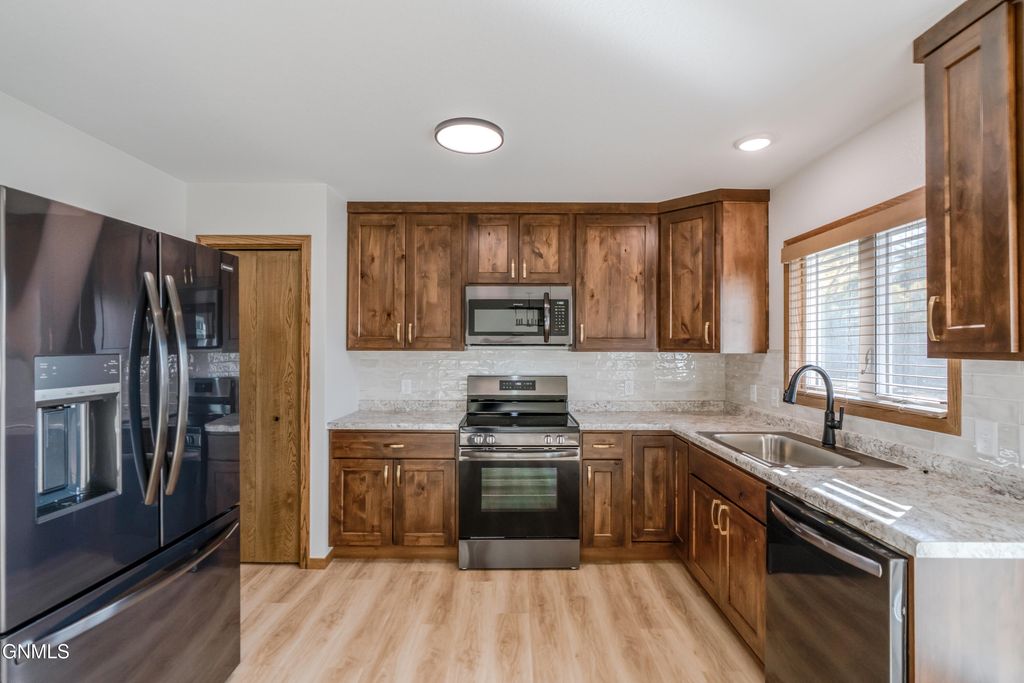 1230 Michigan Avenue, Bismarck, ND 58504 photo 3
