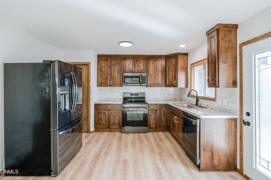1230 Michigan Avenue, Bismarck, ND 58504 photo 4