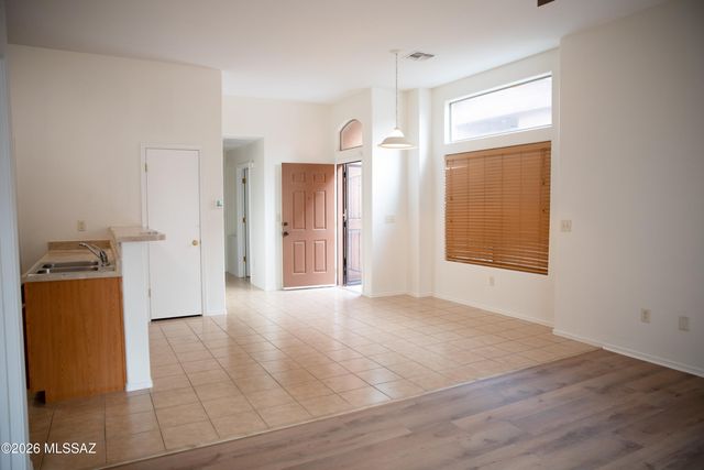 2044 E Calle Sierra Del Manantial, Tucson, AZ 85706