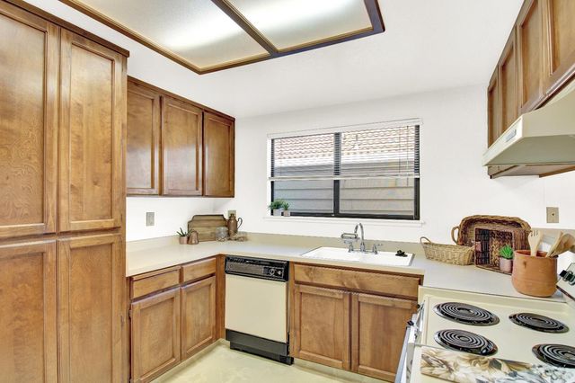 2204 Camborne Dr, Modesto, CA 95356