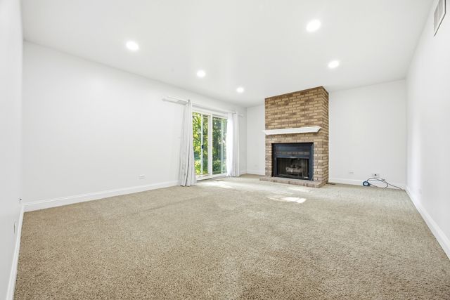 8016 Geneva Street, Woodridge, IL 60517