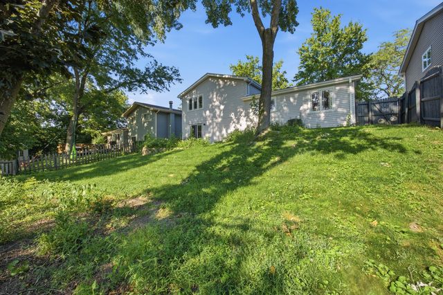 8016 Geneva Street, Woodridge, IL 60517