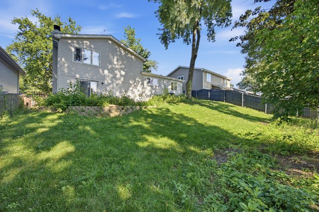 8016 Geneva Street, Woodridge, IL 60517
