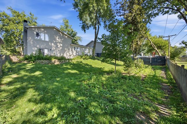 8016 Geneva Street, Woodridge, IL 60517