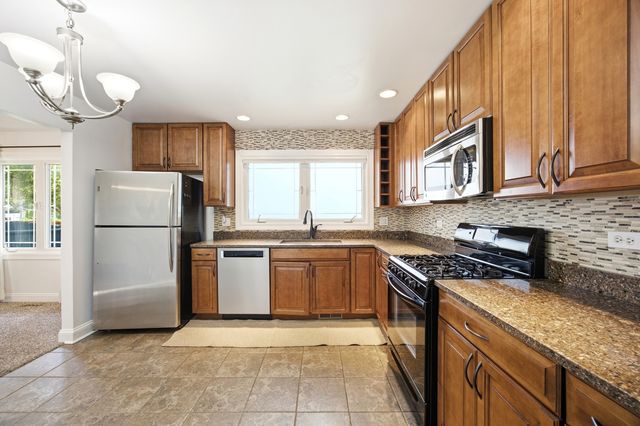 8016 Geneva Street, Woodridge, IL 60517
