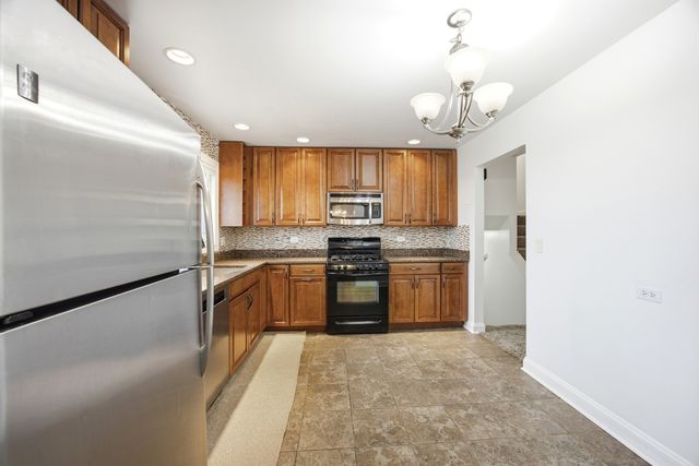 8016 Geneva Street, Woodridge, IL 60517