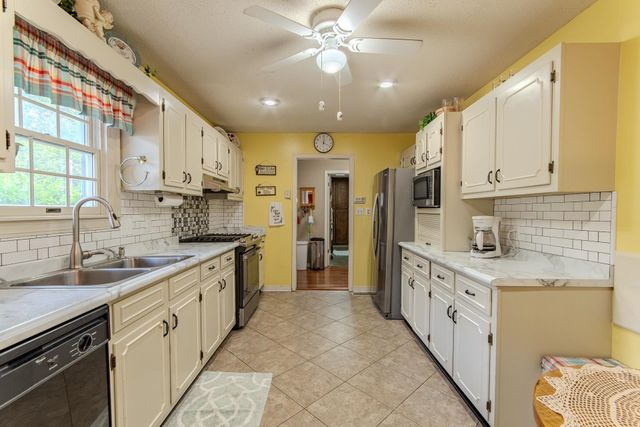 313 COUNTRY CLUB LN, Selmer, TN 38375