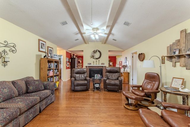 313 COUNTRY CLUB LN, Selmer, TN 38375