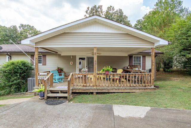 313 COUNTRY CLUB LN, Selmer, TN 38375
