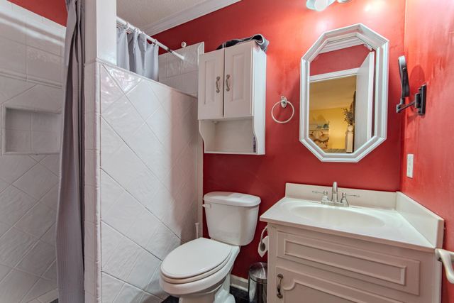 313 COUNTRY CLUB LN, Selmer, TN 38375