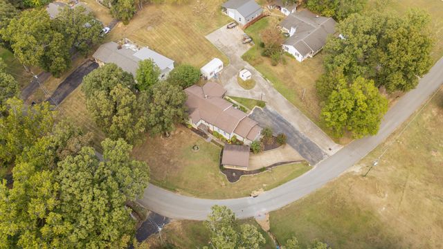 313 COUNTRY CLUB LN, Selmer, TN 38375