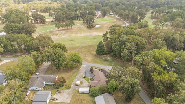 313 COUNTRY CLUB LN, Selmer, TN 38375