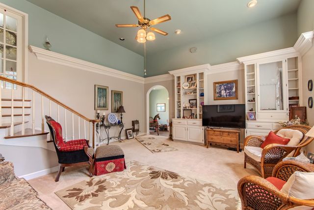 313 COUNTRY CLUB LN, Selmer, TN 38375