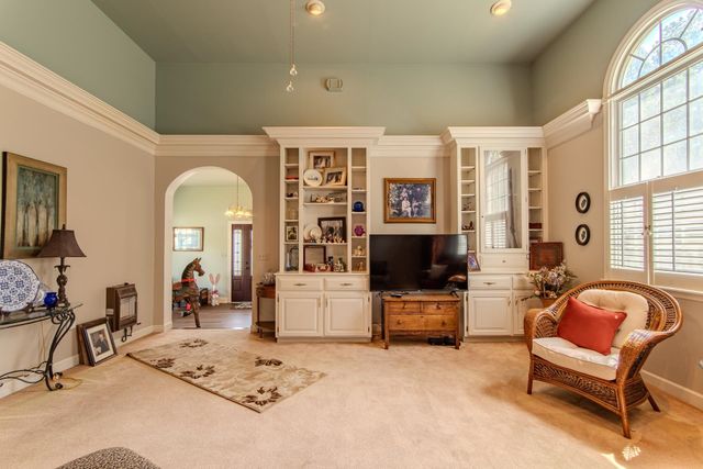 313 COUNTRY CLUB LN, Selmer, TN 38375