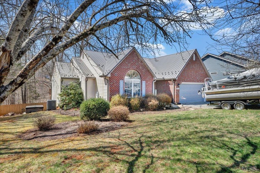 200 Inlet Drive, Wirtz, VA 24184