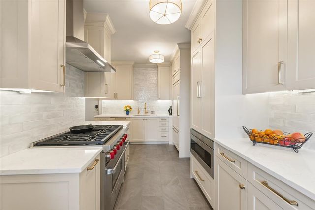 3100 N SHERIDAN Road 10E, Chicago, IL 60657