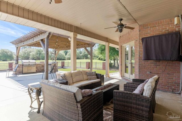 2858 Pga Blvd, Navarre, FL 32566