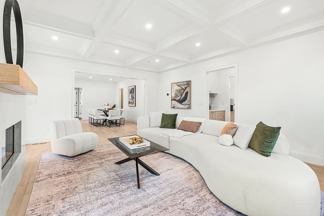 8 Oakdale Ave, Wellesley, MA 02482