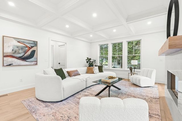 8 Oakdale Ave, Wellesley, MA 02482