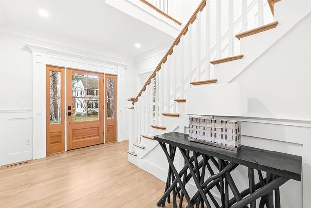 8 Oakdale Ave, Wellesley, MA 02482