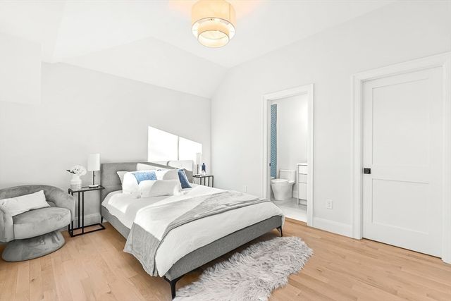 8 Oakdale Ave, Wellesley, MA 02482