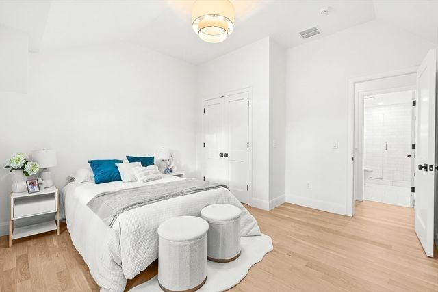 8 Oakdale Ave, Wellesley, MA 02482