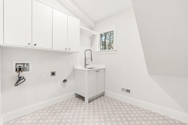 8 Oakdale Ave, Wellesley, MA 02482