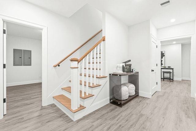 8 Oakdale Ave, Wellesley, MA 02482