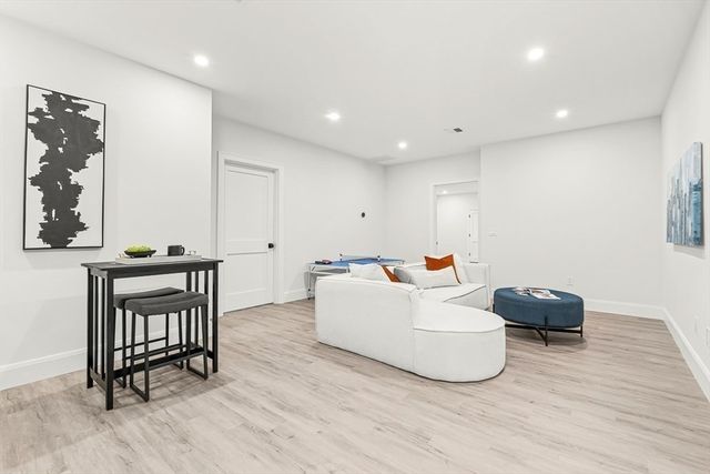 8 Oakdale Ave, Wellesley, MA 02482