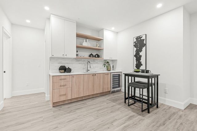 8 Oakdale Ave, Wellesley, MA 02482