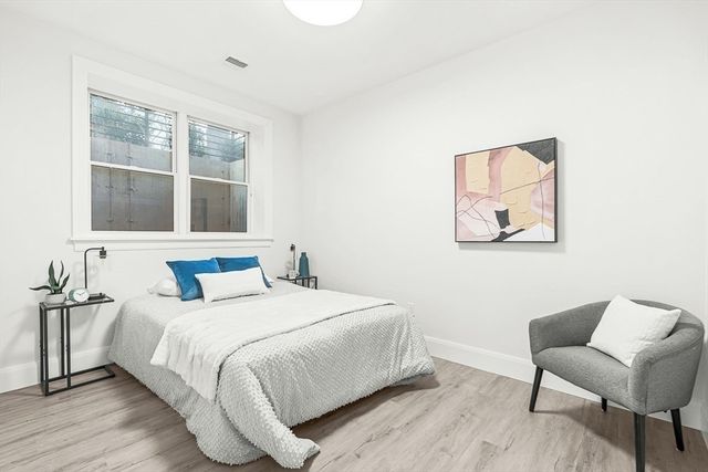 8 Oakdale Ave, Wellesley, MA 02482