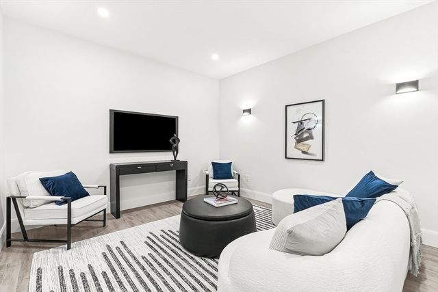 8 Oakdale Ave, Wellesley, MA 02482