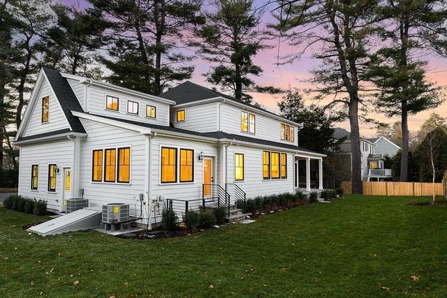 8 Oakdale Ave, Wellesley, MA 02482