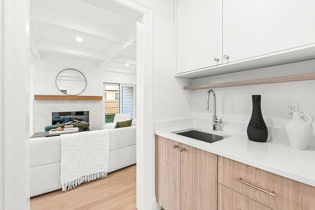 8 Oakdale Ave, Wellesley, MA 02482