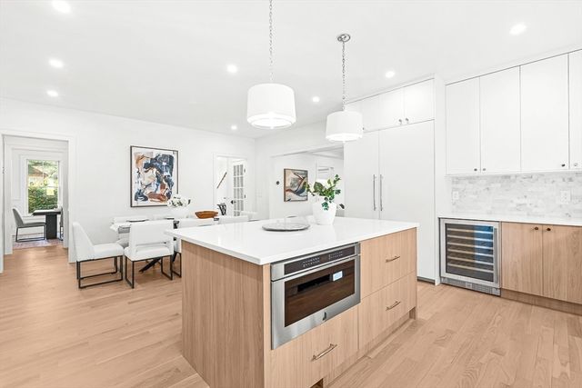 8 Oakdale Ave, Wellesley, MA 02482