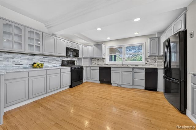 5370 Whipple Lake Road, Clarkston, MI 48348