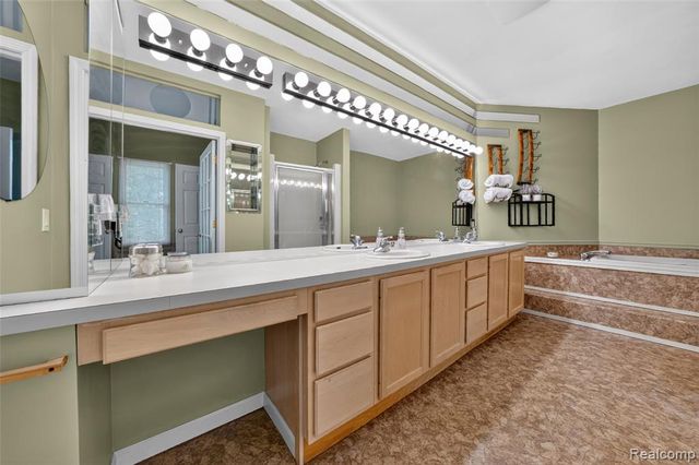 5370 Whipple Lake Road, Clarkston, MI 48348
