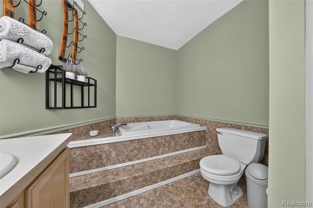 5370 Whipple Lake Road, Clarkston, MI 48348