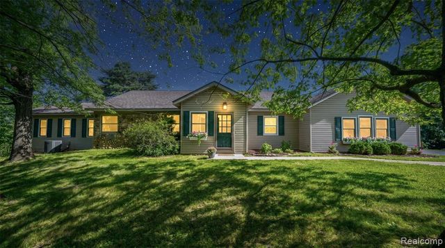 5370 Whipple Lake Road, Clarkston, MI 48348