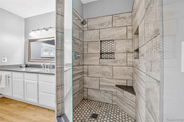 5370 Whipple Lake Road, Clarkston, MI 48348