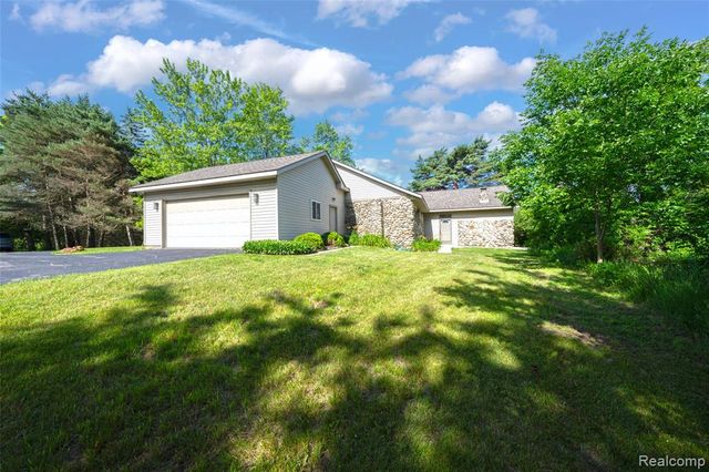 5370 Whipple Lake Road, Clarkston, MI 48348