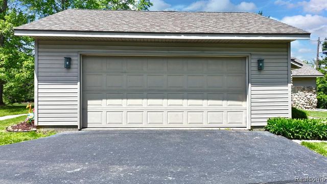 5370 Whipple Lake Road, Clarkston, MI 48348