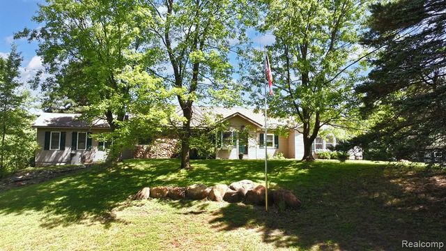 5370 Whipple Lake Road, Clarkston, MI 48348