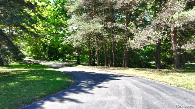 5370 Whipple Lake Road, Clarkston, MI 48348