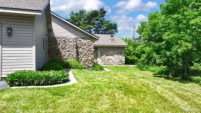 5370 Whipple Lake Road, Clarkston, MI 48348