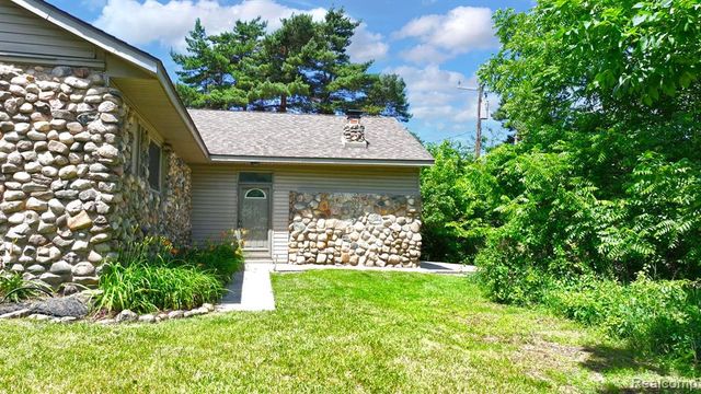 5370 Whipple Lake Road, Clarkston, MI 48348